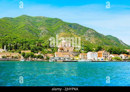 Prcanj, Montenegro - 28. juni 2022: Panoramalandschaft der historischen Stadt Prcanj am Ufer der Bucht von Kotor, mit Blick auf die Kirche der Na Stockfoto