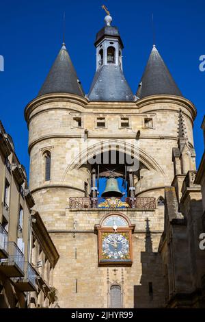 BORDEAUX, FRANKREICH - 23. NOV 2021: La Grosse Cloche (die große Glocke von Bordeaux) Glockenturm mit 7,75 Tonnen Glocke 18. Jahrhundert des Rathauses im Jahr 15. gebaut Stockfoto