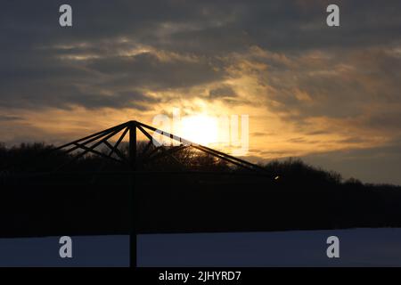 Sonnenuntergang am Flussufer in der Stadt Stockfoto