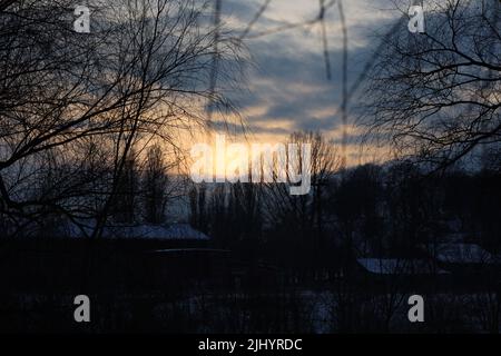 Sonnenuntergang am Flussufer in der Stadt Stockfoto