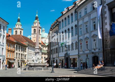 Stadtplatz mit Robba-Brunnen und Kathedrale von Ljubljana die Hauptstadt Sloweniens, Ljubljana. Stockfoto