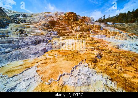 Der Winter in Yellowstone bringt verschneite Terrassen an heißen Quellen Stockfoto