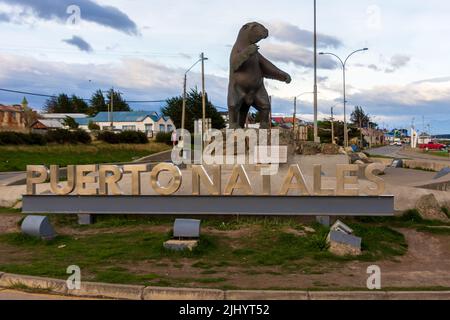 Das Eingangsschild in die Stadt Puerto Natales in der Region Patagonien im Süden Chiles. Stockfoto