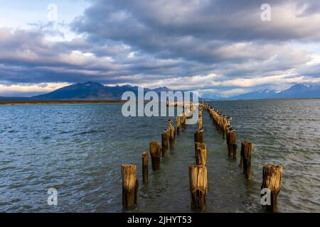 Blick über ein altes Dock bei Sonnenaufgang in Puerto Natales, einer kleinen Stadt in der chilenischen Region Patagonien. Stockfoto