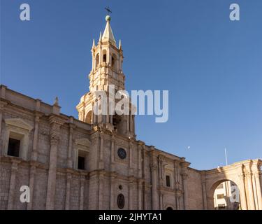 Die Basilika Kathedrale von Arequipa von der Plaza de Armas aus gesehen. Stockfoto