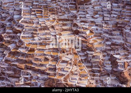 Salineras de Maras (Salzbergwerke von Maras) besteht aus Tausenden von Salzbecken aus der Zeit der Inka, die in der Stadt Maras in der Nähe von Cusco, Peru, gefunden wurden. Stockfoto