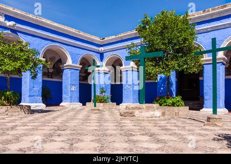 Innenhof im Kloster Santa Catalina (Monasterio de Santa Catalina) mit blauen Kreuzen in Arequipa, Peru. Stockfoto