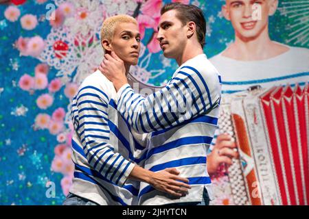 London, Großbritannien. 18.. Juli 2022. Fotocall der Darsteller auf der Bühne im Kostüm für die 'Jean Paul Gaultier's Fashion Freak Show' The Roundhouse Camden London. „Jean Paul Gaultiers Fashion Freak Show“ hat sich bis Samstag, den 28.. August, für eine begrenzte Saison von 52 Shows im Roundhouse London UK zu Hause gemacht.das musikalische Spektakel basiert auf dem Leben der Modeikone Jean Paul Gaultier, voll mit Modetanz und Musik aus 50 Jahren Popkultur aus der Sicht der Fashion-Ikone. (Foto von Bonnie Britain/SOPA Images/Sipa USA) Quelle: SIPA USA/Alamy Live News Stockfoto