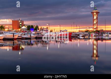 Erie, Pennsylvania, USA und Turm in der Abenddämmerung. Stockfoto