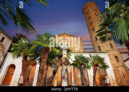 Ravenna, Italien in der Basilica di Sant'Apollinare Nuovo am Abend. Stockfoto