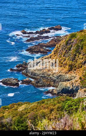 Blick von oben auf die Westküste und die lebhaften Wellen des Ozeans Stockfoto