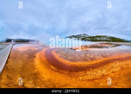 Yellowstone-Ikone Grand Prismatic Spring von der Promenade im Frühling Stockfoto