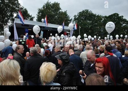 21-09-2013 Den Haag, Niederlande.die politische Partei PVV organisierte einen Protest gegen das zweite Rutte-Kabinett.Es gab auch einen weiteren Protest in der Gegend, aber die Demonstranten wurden auseinander gehalten Stockfoto