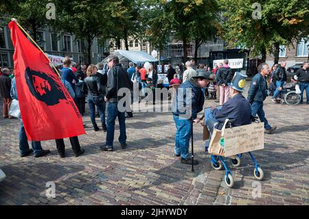 21-09-2013 Den Haag, Niederlande.die politische Partei PVV organisierte einen Protest gegen das zweite Rutte-Kabinett.Es gab auch einen weiteren Protest in der Gegend, aber die Demonstranten wurden auseinander gehalten Stockfoto