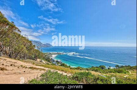 Panoramablick auf das Meer von einem Bergpfad auf dem Tafelberg in Kapstadt, Südafrika. Schöne landschaftliche Aussicht auf das Meer gegen ein Stockfoto