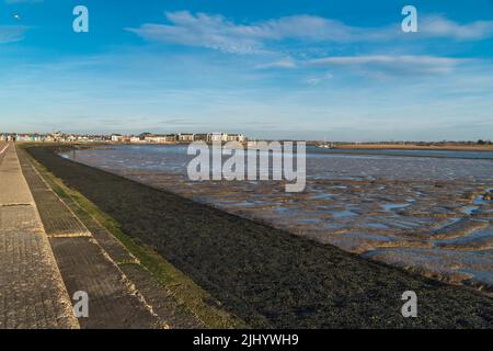 Blick nach Osten entlang der westlichen Promenade in Richtung des Yachthafens bei Brightlingsea Essex England. Februar 2022 Stockfoto