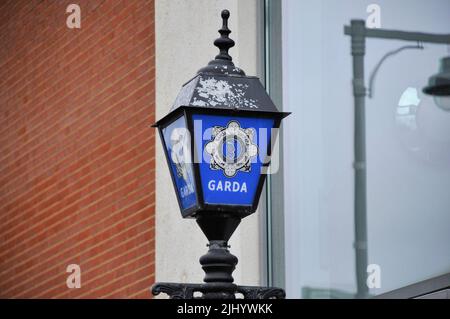 Ein Lampenschild vor dem Bahnhof Ballincollig Garda, Cork City. Irland Stockfoto