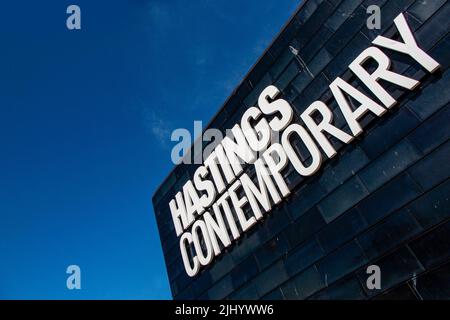 The Hastings Contemporary Art Gallery, direkt am Meer, Altstadt, Hastings, East Sussex, England Stockfoto