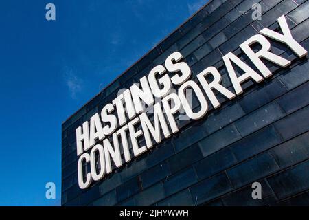 The Hastings Contemporary Art Gallery, direkt am Meer, Altstadt, Hastings, East Sussex, England Stockfoto