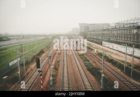 Eine Eisenbahn an einem nebligen Tag in Warschau Stockfoto