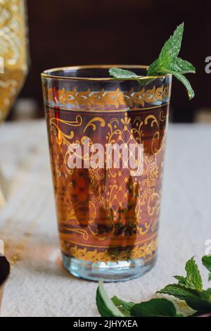 Marokkanischer Minztee aus goldblauem Glas Stockfoto