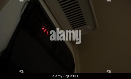 Elektroabschirmungen. Hochspannung. Elektrische Verteilung. Box Abend.Elektrischer Schild im Zimmer, zählen und zeigen Spannung. Stockfoto