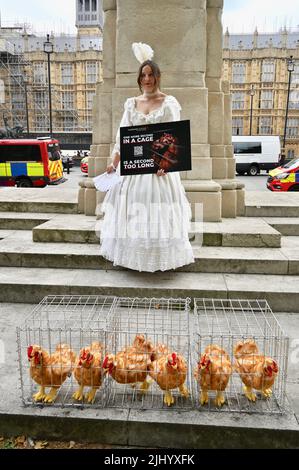 London, Großbritannien. Aktivisten der Humane League riefen die Regierung dazu auf, „Käfig Geschichte zu machen!“ 200 Jahre sind seit dem ersten Tierschutzgesetz des Vereinigten Königreichs vergangen, und doch bleiben Legehennen in Käfigen. Stockfoto