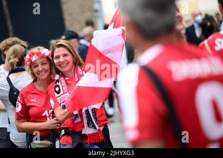 London, Großbritannien. 21.. Juli 2022. Fußball, Frauen: Europameisterschaft 2022, Deutschland - Österreich, Finalrunde, Viertelfinale im Brentford Community Stadium in London: Österreichische Fans vor dem Stadion. Quelle: Sebastian Gollnow/dpa/Alamy Live News Stockfoto