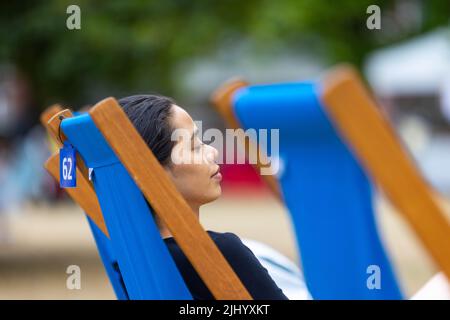 REDAKTIONELLE VERWENDUNG NUR Mitglieder der Öffentlichkeit nehmen an der Eröffnung des diesjährigen Sommers auf dem Platz am Grosvenor Square in Mayfair, London, Teil. Bilddatum: Donnerstag, 21. Juli 2022. Stockfoto