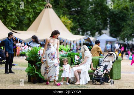 REDAKTIONELLE VERWENDUNG NUR Mitglieder der Öffentlichkeit nehmen an der Eröffnung des diesjährigen Sommers auf dem Platz am Grosvenor Square in Mayfair, London, Teil. Bilddatum: Donnerstag, 21. Juli 2022. Stockfoto