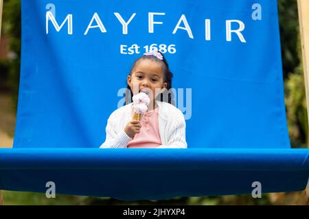 REDAKTIONELLE VERWENDUNG ATHOLEA Morman im Alter von 4 Jahren bei der Eröffnung des diesjährigen Sommers auf dem Square am Grosvenor Square in Mayfair, London. Bilddatum: Donnerstag, 21. Juli 2022. Stockfoto