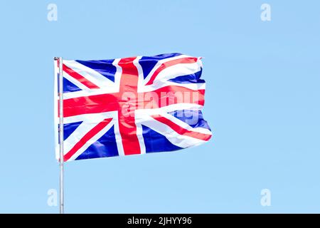 Die Union Jack-Flagge hängt hoch am Himmel Stockfoto