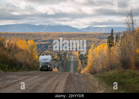 Herbstlicher Roadtrip auf dem Liard Highway, außerhalb von Fort Liard, Northwest Territories, Kanada. Stockfoto