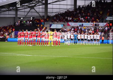 Brentford, Großbritannien. 21.. Juli 2022. Die Spieler nehmen einen Moment der Stille in Erinnerung an Uwe Seeler, den ehemaligen deutschen Nationalspieler, der heute verstorben ist.während des Fußballspiels der UEFA Womens Euro 2022 zwischen Deutschland und Österreich im Brentford Community Stadium in Brentford, England. (Foto: Kevin Hodgson/Sports Press Photo/C - EINE STUNDE DEADLINE - FTP NUR AKTIVIEREN, WENN BILDER WENIGER ALS EINE STUNDE ALT sind - Alamy) Quelle: SPP Sport Press Photo. /Alamy Live News Stockfoto