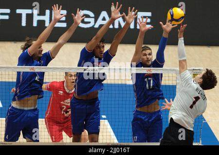 Bologna, Italien. 21.. Juli 2022. Block von Trevor Clevenot (FRA) - Barthelemy Chinenyeze (FRA) und Jean Patry (FRA) während der Volleyball Nations League man - Viertelfinale - Frankreich gegen Japan, Volleyball Intenationals in Bologna, Italien, Juli 21 2022 Quelle: Independent Photo Agency/Alamy Live News Stockfoto