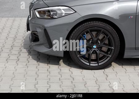 Aluminiumrad in der grauen BMW 1 M Sport Version. Katowice, Polen, 18.07.2020 Stockfoto