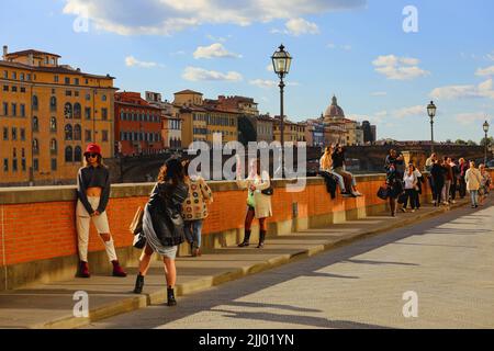 Florenz, Italien, 4. Mai 2021: Touristen genießen die wunderschöne Aussicht auf die berühmte Alte Brücke in Florenz, das berühmte Wahrzeichen von Florenz Stockfoto