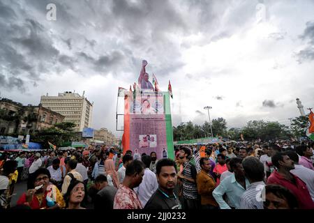 Kalkutta, Indien. 21.. Juli 2022. Menschenmassen versammeln sich in Dharmatala während der Kundgebung. Die Kundgebung zum Märtyrertag vom 21.. Juli ist eine jährliche Massenkundgebung, die vom All India Trinamool Congress organisiert wird, um der Entlassung von Kalkutta im Jahr 1993 zu gedenken, bei der 13 Kongressangestellte der Polizei der CPIM-Regierung ihr Leben verloren. Kredit: SOPA Images Limited/Alamy Live Nachrichten Stockfoto