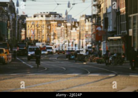 Verschwommenes Bild der Straßenszene in Amsterdam, Niederlande Stockfoto