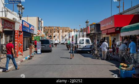 Der Blick auf die Avenue Habib Bourguiba in Richtung des römischen Amphitheaters El Jem in El Jem, Tunesien. Stockfoto