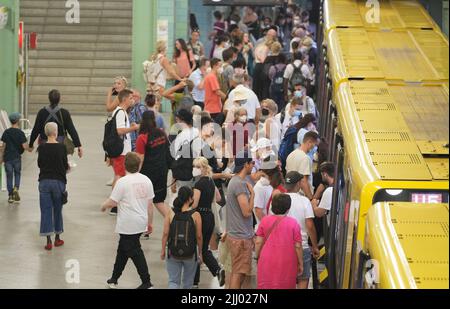 Berlin, Deutschland. 21.. Juli 2022. Passagiere werden am 21. Juli 2022 an einer U-Bahn-Station in Berlin gesehen. Deutschland verzeichnete am Donnerstag 136.624 neue COVID-19-Infektionen, was die Gesamtzahl auf über 30 Millionen Fälle erhöht. Am Donnerstag waren es vor weniger als einer Woche rund 16.000, teilte das Robert Koch-Institut mit. Quelle: Stefan Zeitz/Xinhua/Alamy Live News Stockfoto