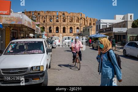 Der Blick von der Avenue Habib Bourguiba auf das römische Amphitheater El Jem in El Jem, Tunesien. Stockfoto