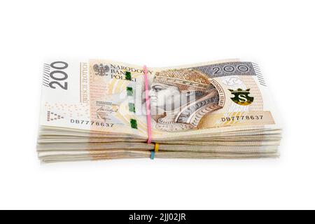 Bündeln polnischer 200 Zloty-Banknoten. Isoliert auf Weiß. Beschneidungspfad enthalten. Stockfoto