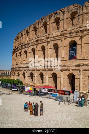 Eine Gruppe von Touristen wartet auf den Besuch des römischen Amphitheaters in El Jem, Tunesien. Stockfoto