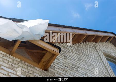 Vorbereitung für die Installation Soffit in das Dach auf einem neuen Zuhause Stockfoto