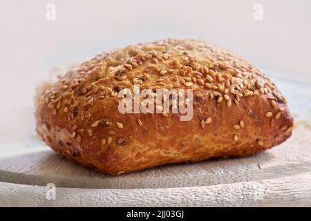 Essen. Nahaufnahme von frisch gebackenem Brot auf einer Küchentheke mit Kopierplatz. Hausgemachter Weizenlaib, der in Scheiben geschnitten und als Mahlzeit serviert wird. Makro Stockfoto
