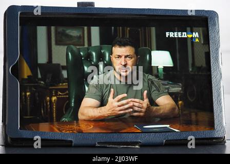 Bayern, Deutschland. 21.. Juli 2022. Auf dieser Fotoleinwand ist ein Tablet-Bildschirm zu sehen, auf dem der Präsident der Ukraine, Volodymyr Zelensky, während seiner Fernsehansprache über die Rede von First Lady Olena Zesenskaya vor dem US-Kongress sprach. Der russische Terror muss verlieren, schloss der Präsident. (Bild: © Igor Golovniov/SOPA Images via ZUMA Press Wire) Stockfoto