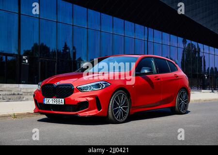 BMW M135i vor dem Gebäude des Internationalen Kongresszentrums. Modell F40, Baujahr 2019. 306 PS Motor, Beschleunigung 0-100 km-h - 4,8 s Stockfoto