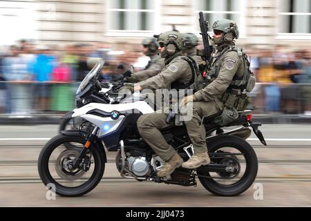 Brüssel, Belgien. 21.. Juli 2022. Bundespolizei nimmt an einer Parade während der Feierlichkeiten zum Belgischen Nationalfeiertag am 21. Juli 2022 in Brüssel, Belgien, Teil. Quelle: Zheng Huansong/Xinhua/Alamy Live News Stockfoto