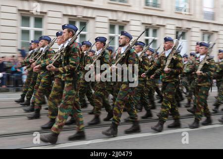 Brüssel, Belgien. 21.. Juli 2022. Soldaten nehmen an einer Parade während der Feierlichkeiten zum Belgischen Nationalfeiertag am 21. Juli 2022 in Brüssel, Belgien, Teil. Quelle: Zheng Huansong/Xinhua/Alamy Live News Stockfoto